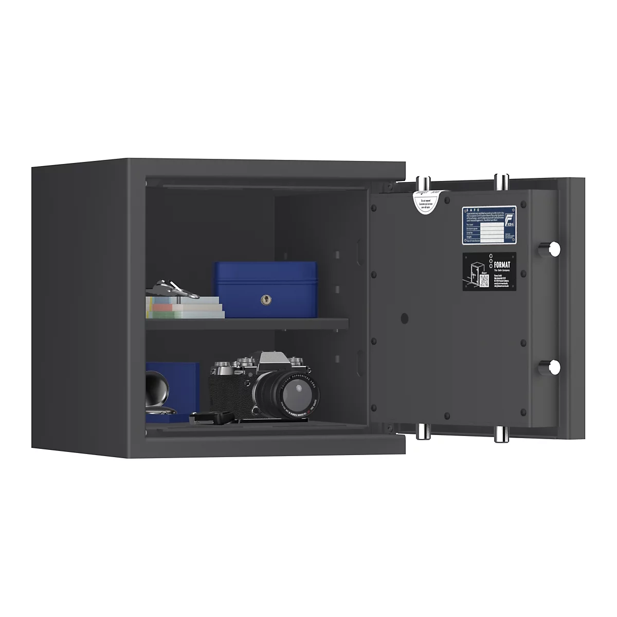 Een open grijze kluis met twee planken gevuld met items, waaronder een camera en blauwe dozen.