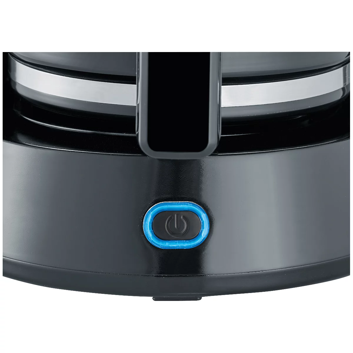 Gros plan sur une machine de cuisine noire. Un bouton d'alimentation bordé de bleu se démarque.
