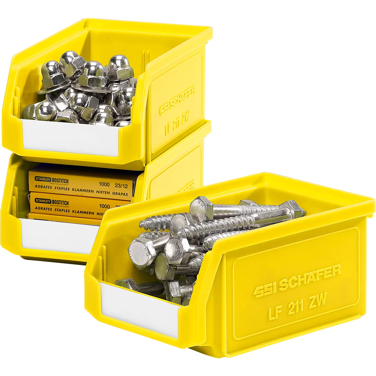 Drie gele SSI Schaefer magazijnbakken gevuld met metalen schroeven en nietjes, op een witte achtergrond.