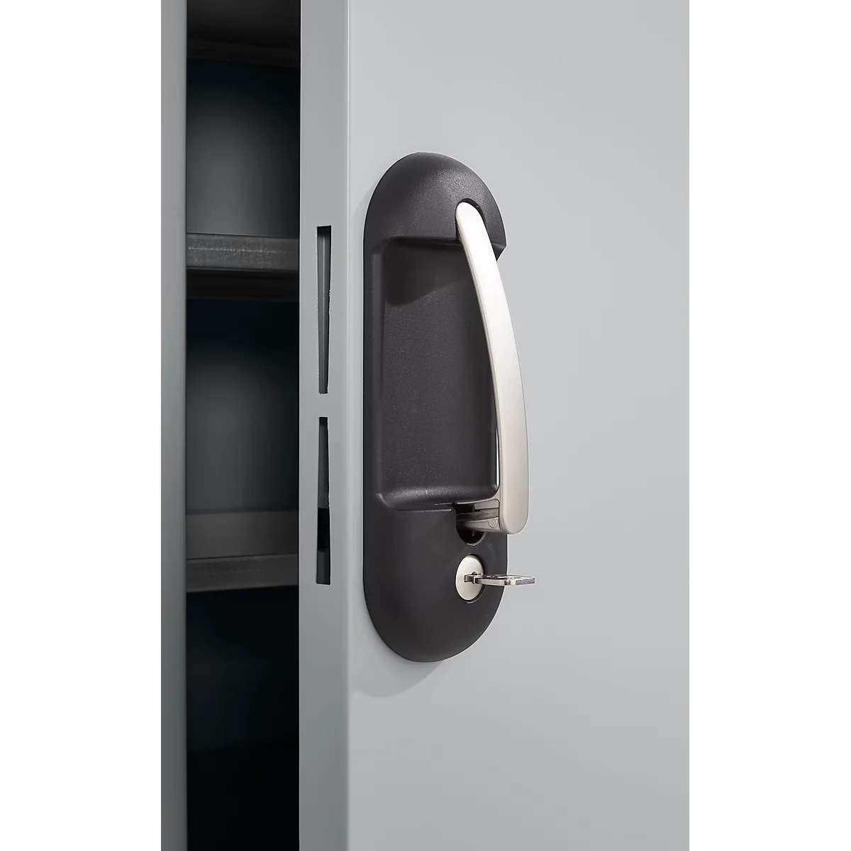 Detailaufnahme eines schwarzen Schranks mit silbernem Griff und Schlüsselloch.