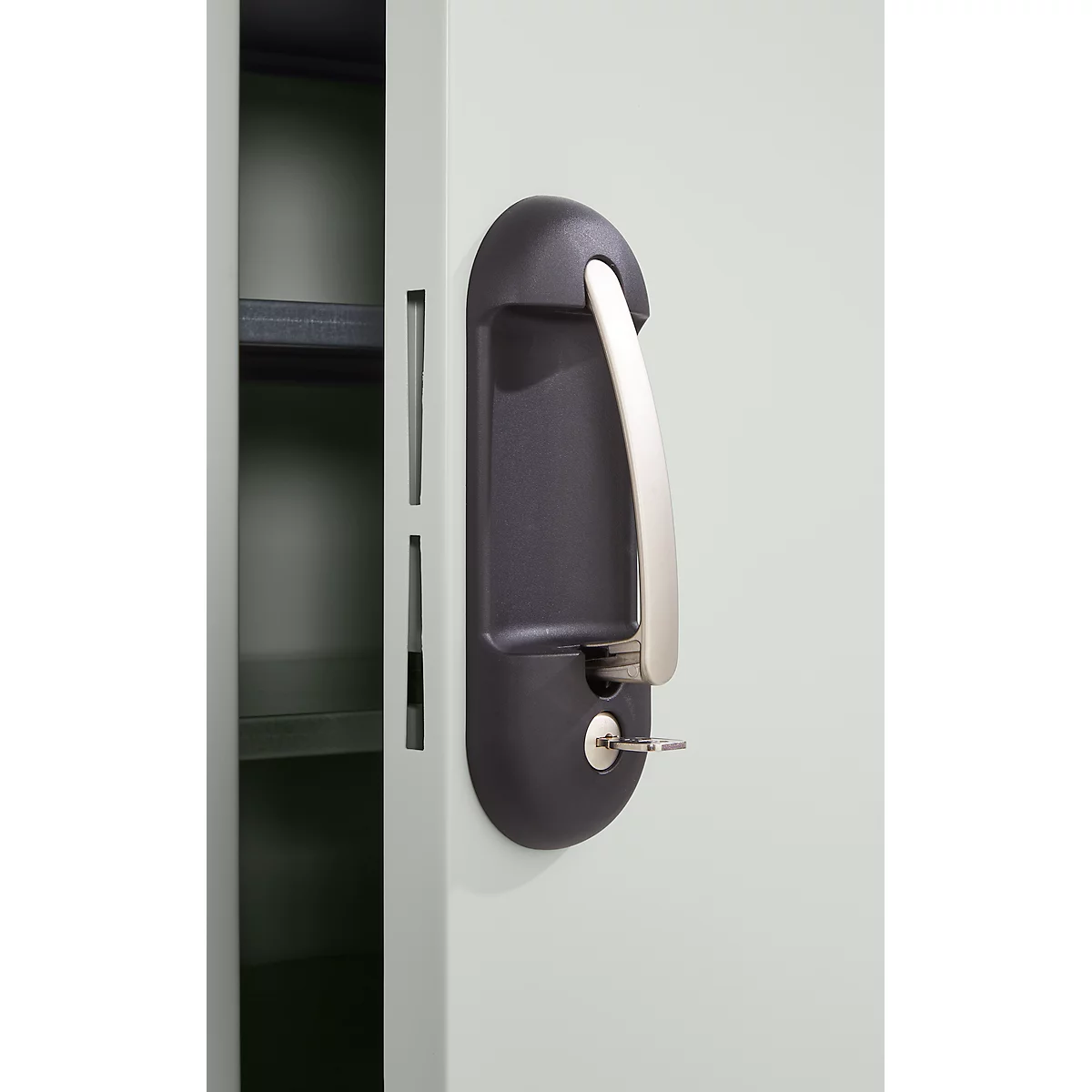 Nahaufnahme eines Türgriffs mit Schlüssel. Der Griff ist aus dunklem Material mit einem silbernen Bügel.