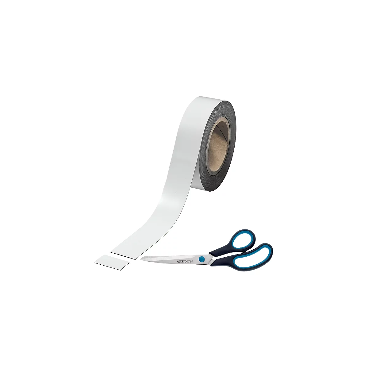 Een rol zelfklevende magnetische tape met een schaar die de tape knipt. Een kleine rechthoek van de tape ligt ernaast.