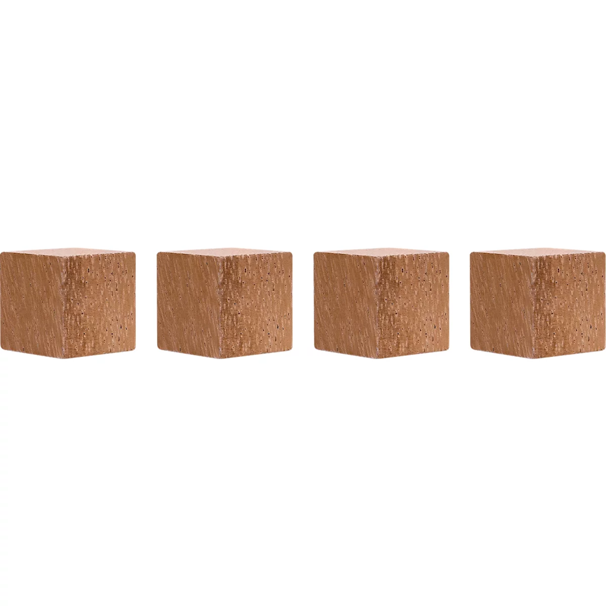 Quatre cubes en bois marron identiques alignés sur un fond blanc.