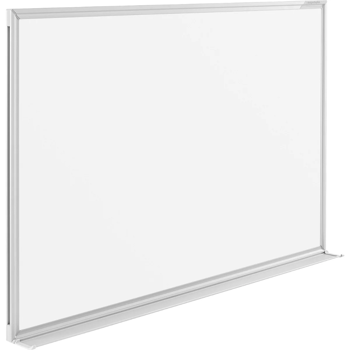 Ein leeres, weißes Whiteboard in einem silbernen Aluminiumrahmen auf weißem Hintergrund.