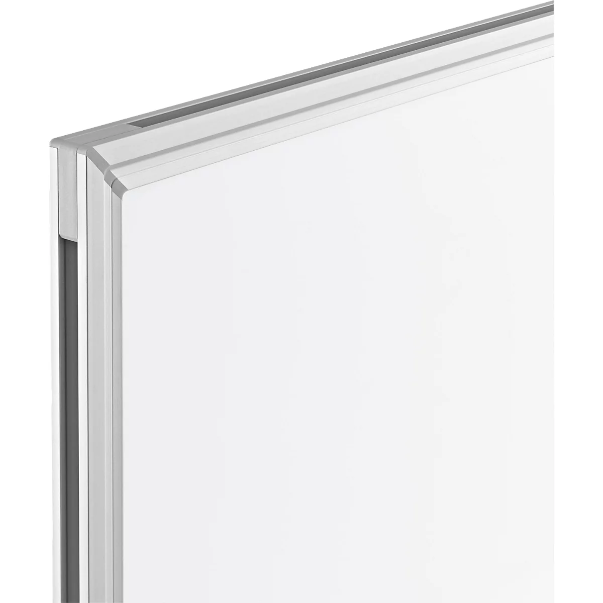 Close-up van een wit oppervlak met een smalle, zilveren metalen rand langs de zijkant.