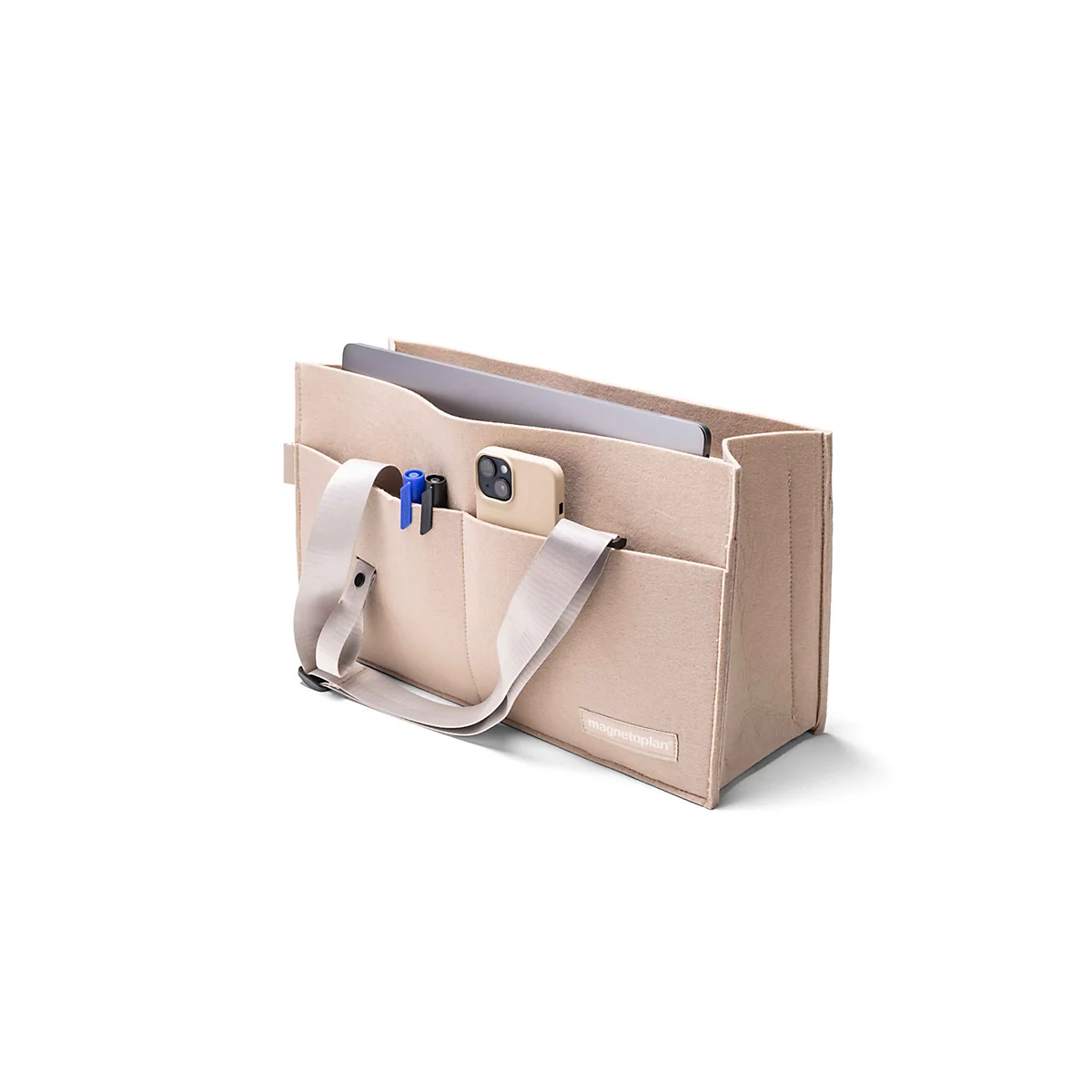 Organisateur en feutre beige avec ordinateur portable, smartphone et stylos sur fond blanc.