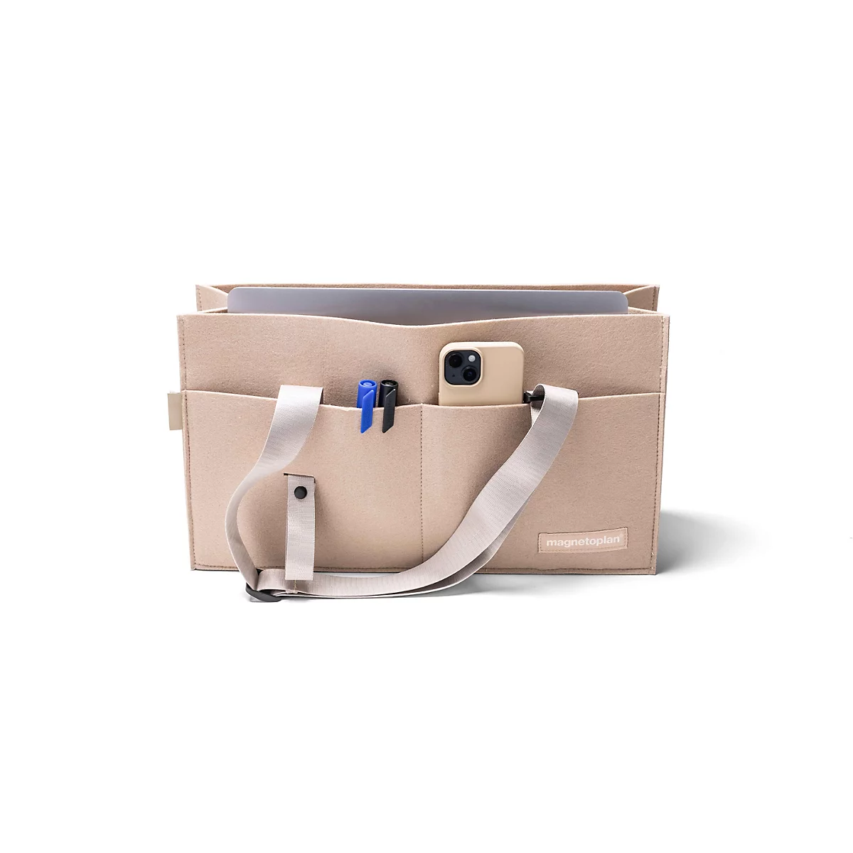 Sac organisateur en feutre beige avec stylos, téléphone et ordinateur portable sur fond blanc.