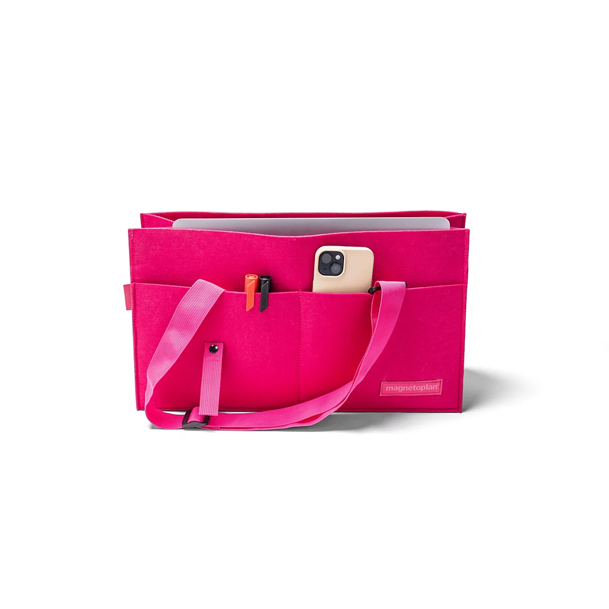 Een roze vilten tas met schouderband, gevuld met een laptop, pennen en een smartphone.