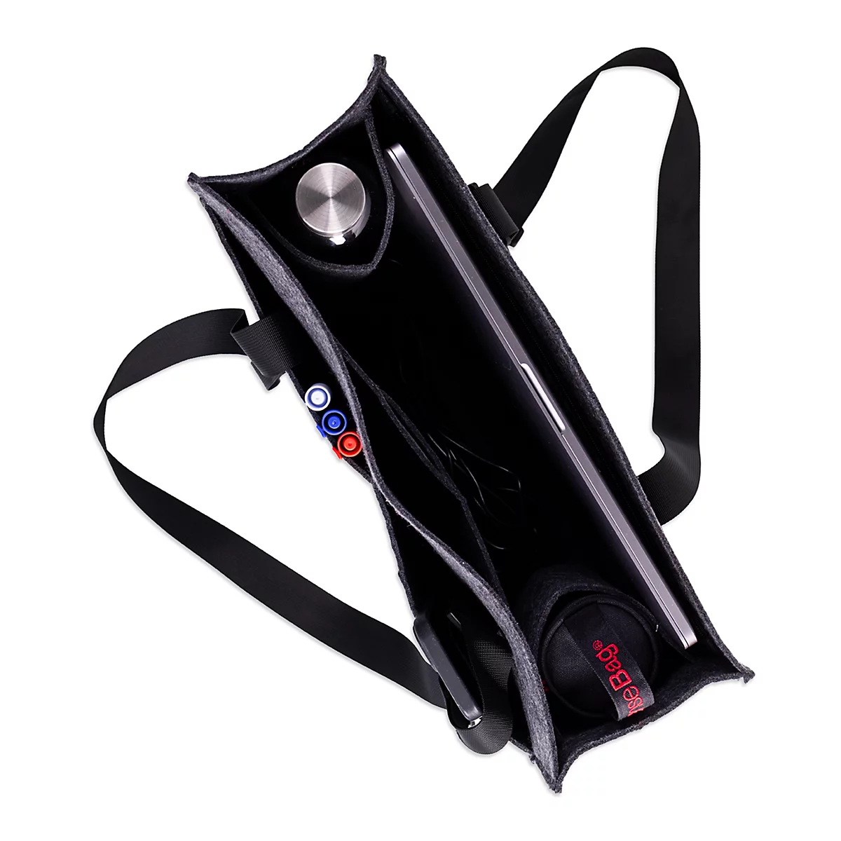 Bovenaanzicht in een grijze vilten tas met een laptop, waterfles en pennen.