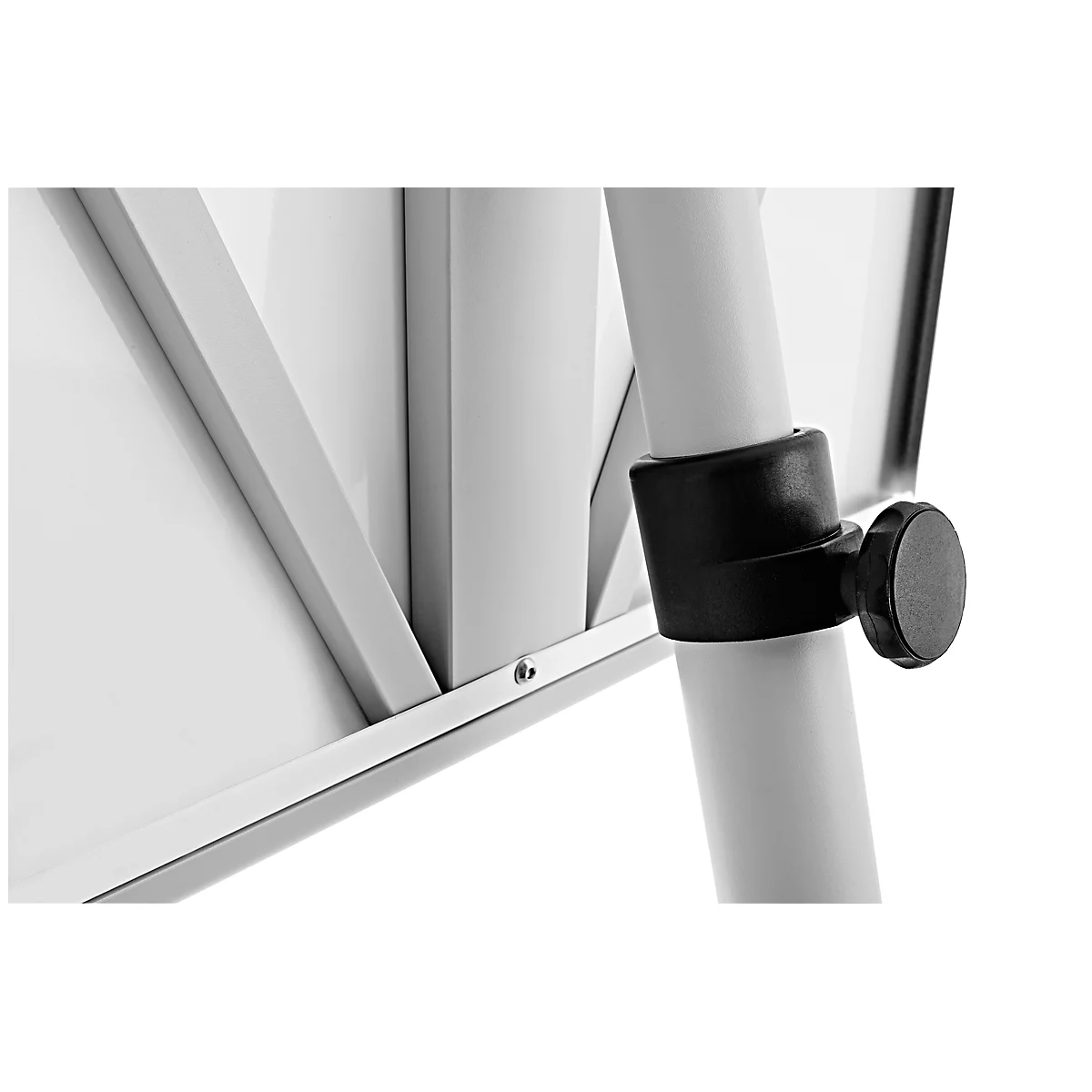 Detail van de beenbevestiging van een wit whiteboard. Zwarte knop, beugel.