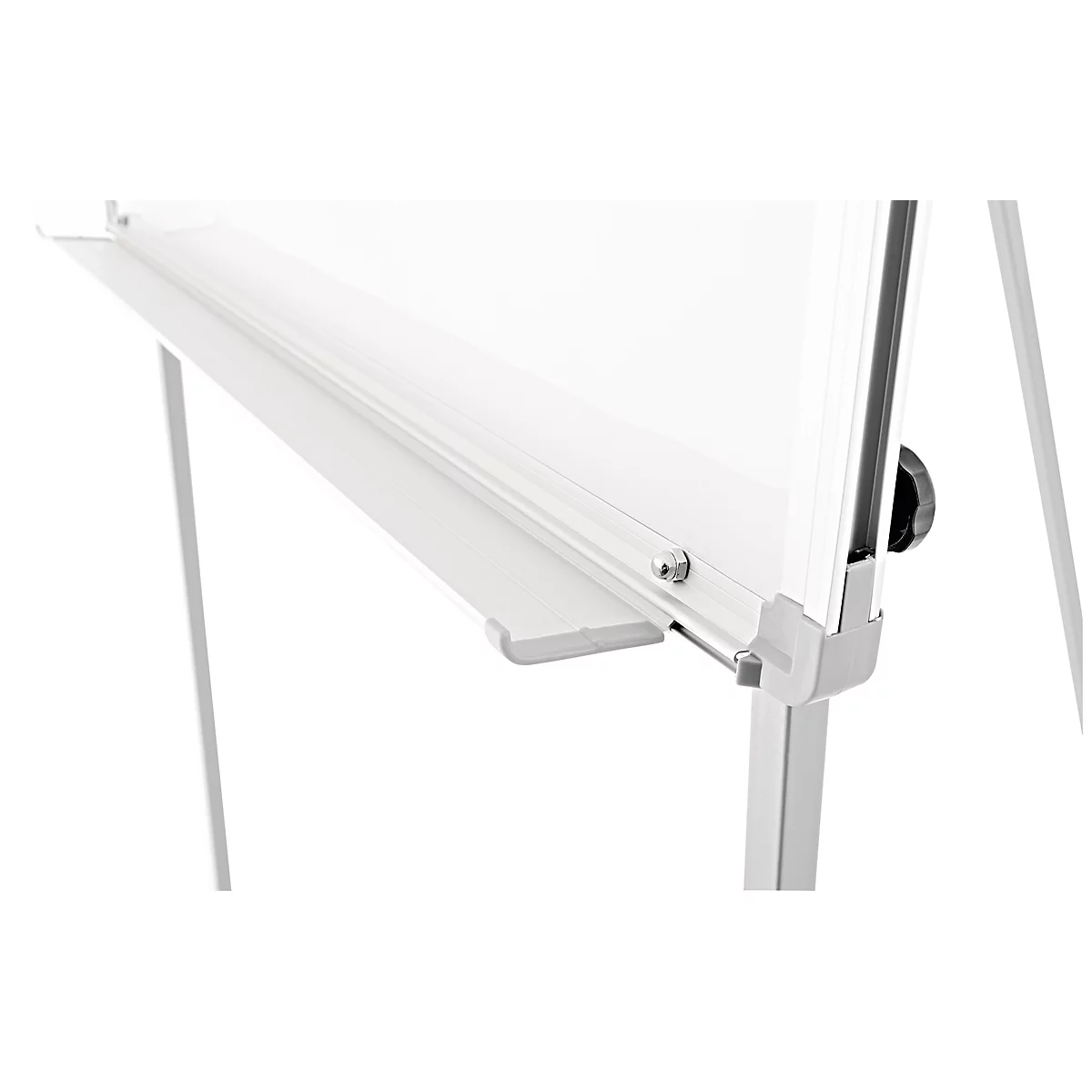 Close-up van een wit, metalen whiteboard met plank. Het frame en de poten zijn zilver.