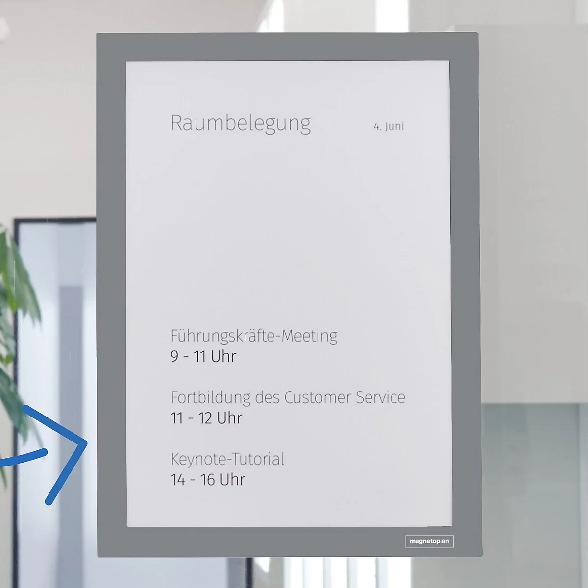 Anleitung für Dokumentenwechsel: Eine Hand hebt den Rahmen an, um ein Blatt einzulegen.