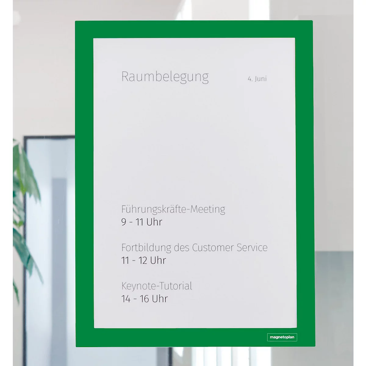 Ein Infofix-Rahmen an einer Wand, bei dem ein Dokument durch Anheben der Ecke einfach gewechselt werden kann.