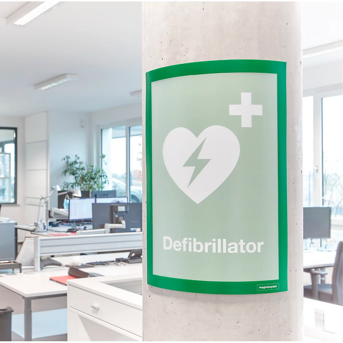 Ein Türschild an einer Glastür mit wechselnden Hinweisen zur Praxisöffnung.