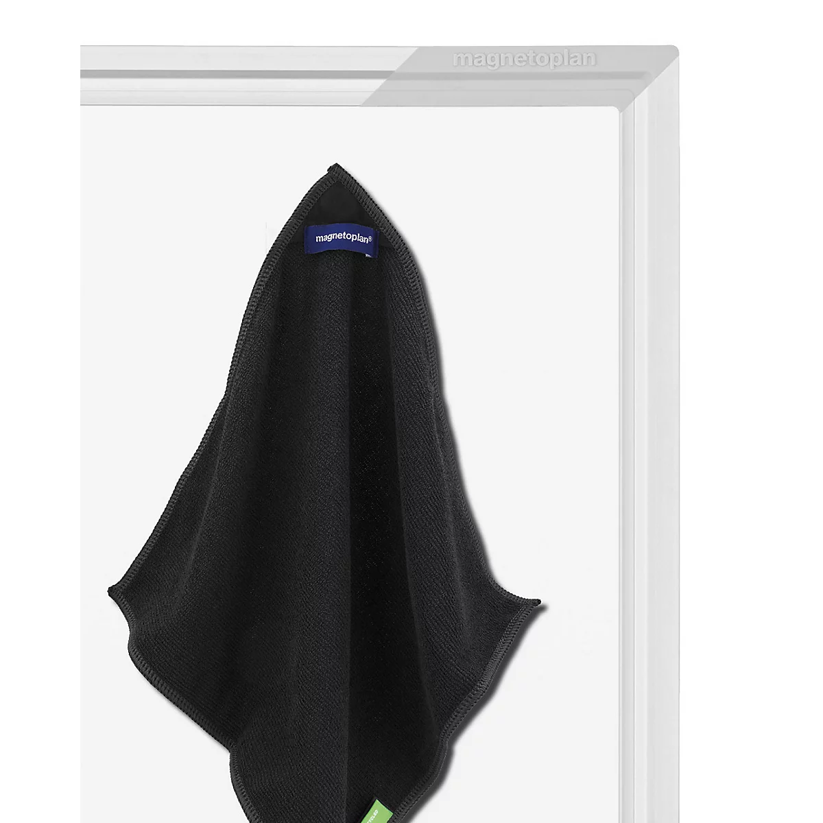 Een zwarte schoonmaakdoek kleeft aan een wit bord dankzij een geïntegreerde neodymium magneet.