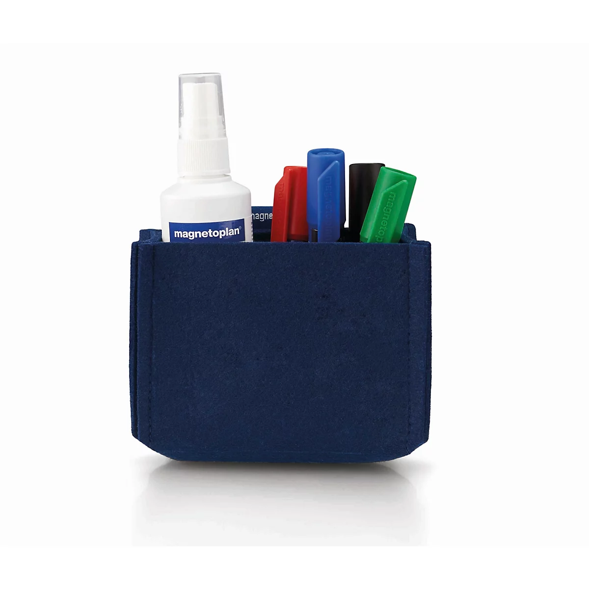 Porte-stylos en feutre bleu foncé avec spray nettoyant et quatre marqueurs sur fond neutre.