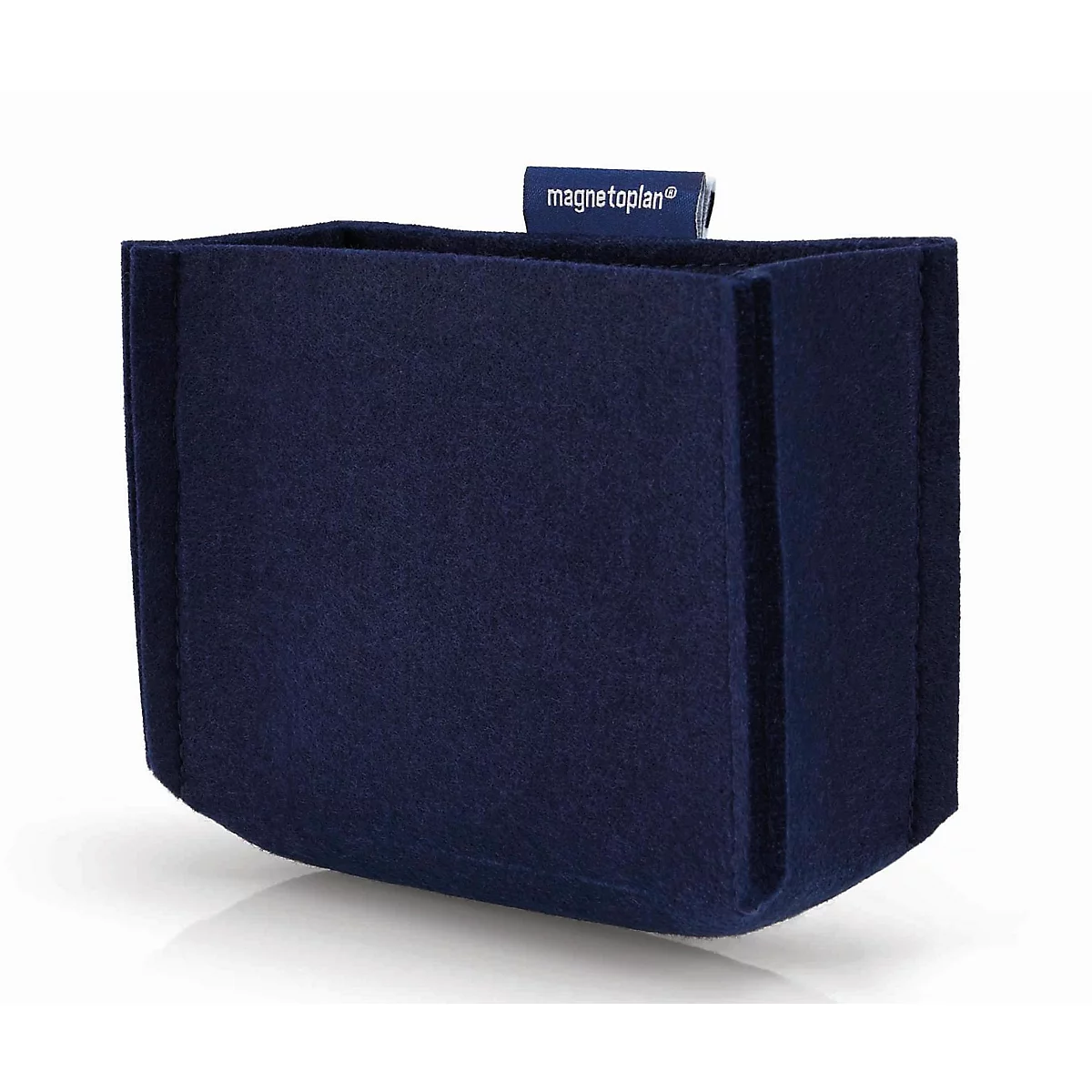 Dunkelblaue Filztasche mit magnetoplan-Etikett vor hellem Hintergrund.