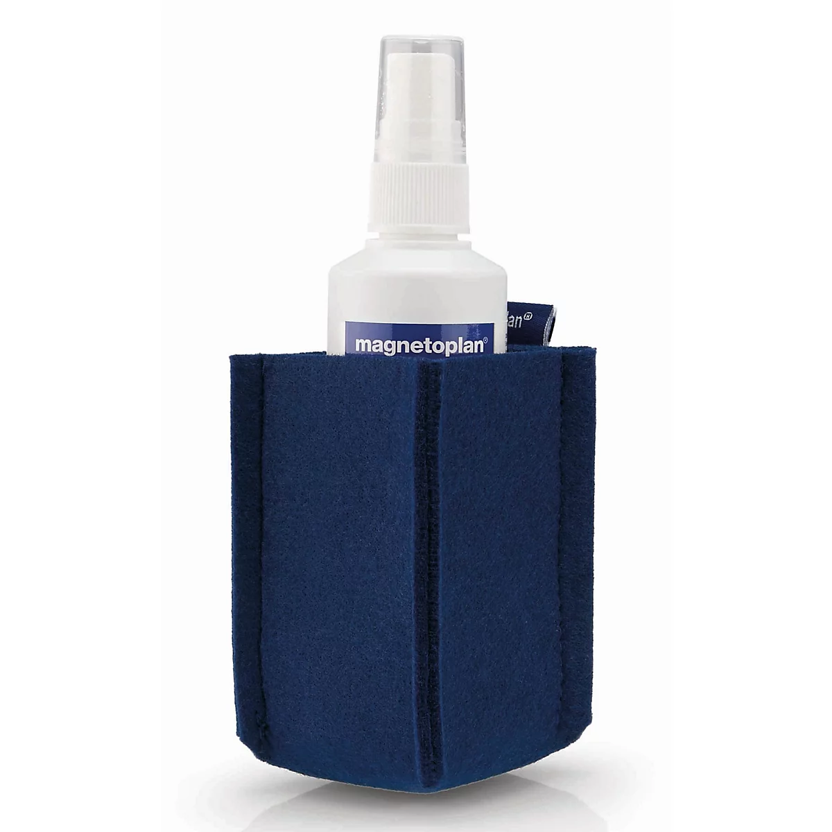 Witte spuitfles van magnetoplan in een donkerblauwe gevouwen stoffen houder tegen een lichte achtergrond.