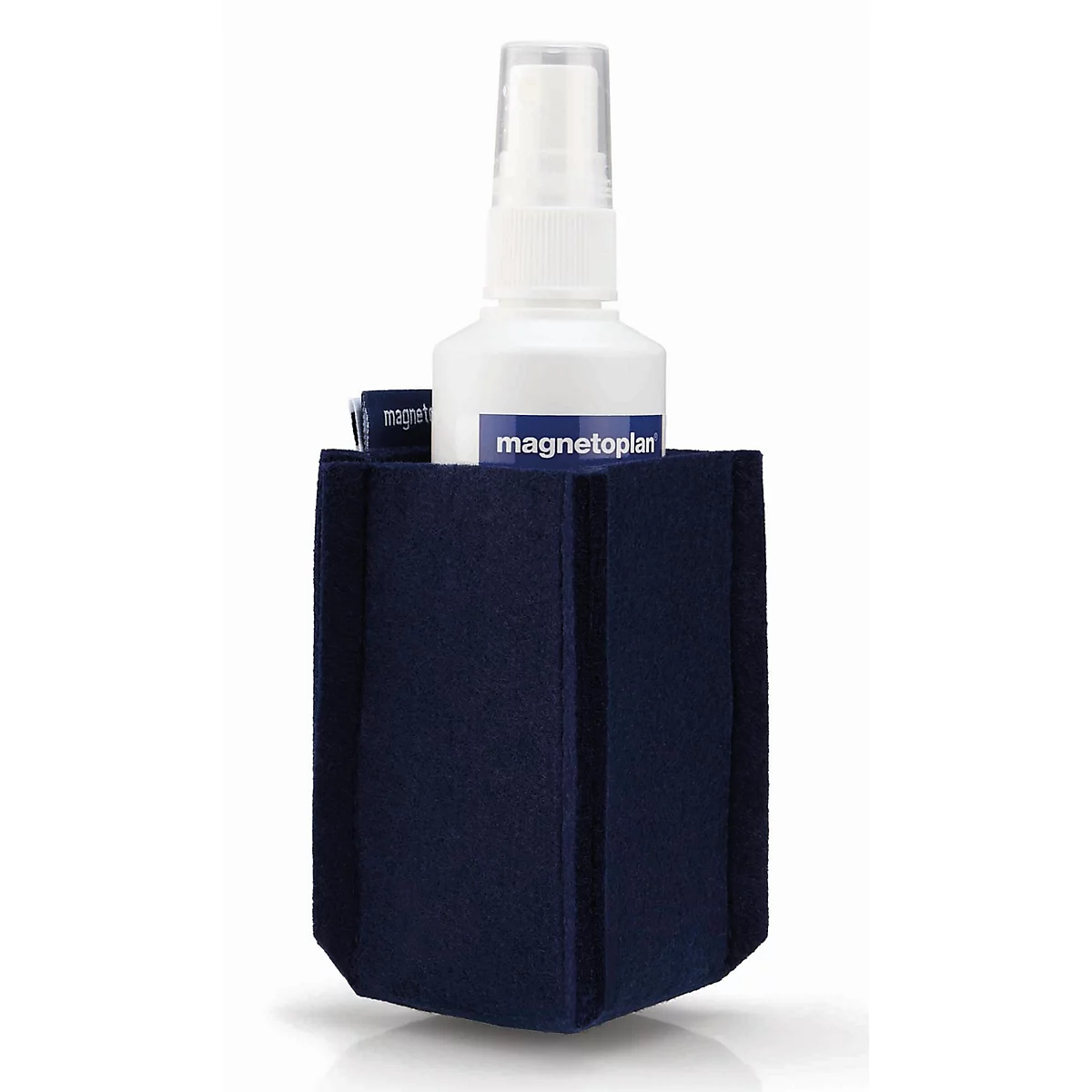 Un porte-bouteille en feutre bleu foncé avec le logo Magnetplan contient un flacon pulvérisateur blanc.