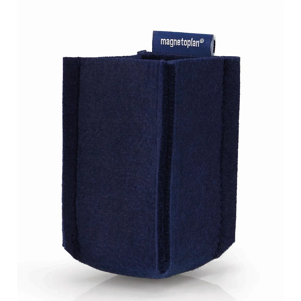 Dunkelblauer Stiftehalter aus Filz mit Magnetoplan-Label vor hellem Hintergrund.