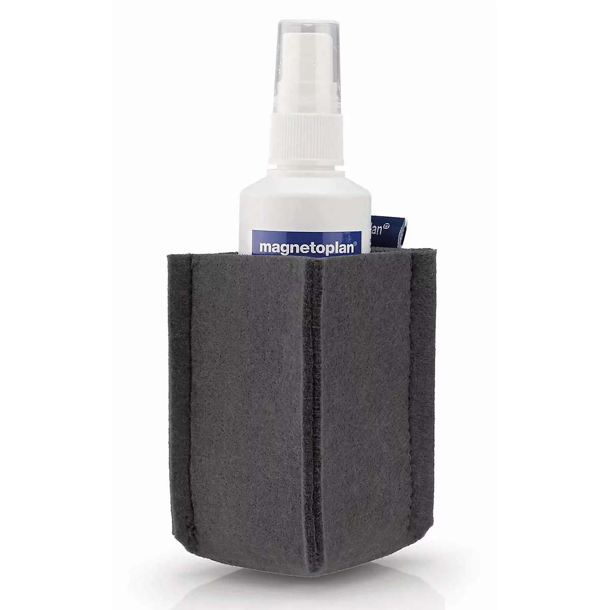 Eine anthrazitfarbene Filztasche enthält eine weiße Sprühflasche mit blauem Magnetoplan-Logo.