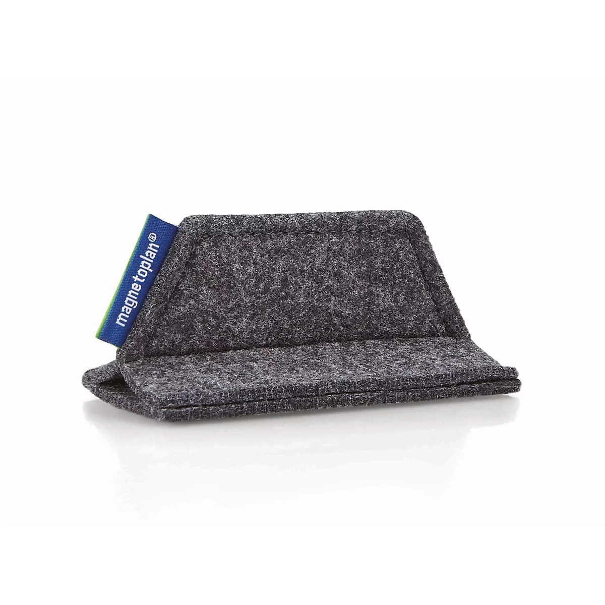 Een trapeziumvormige, grijze vilten houder met een blauw logolabel tegen een lichte achtergrond.