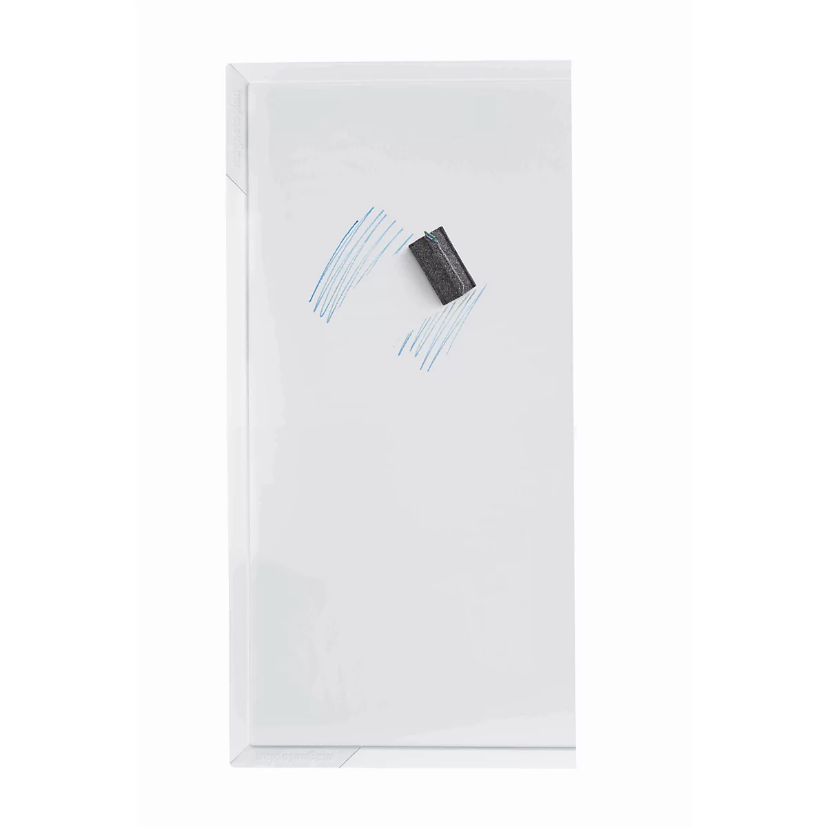 Een wit whiteboard met blauwe krabbels en een zwarte wisser erop tegen een lichtgrijze achtergrond.