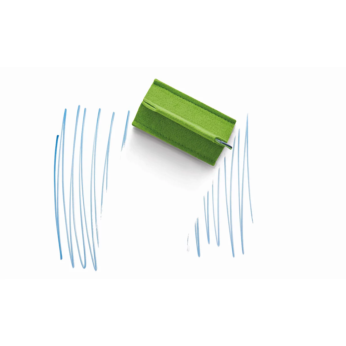 Een groene gum op een wit vel papier wist blauwe lijnen uit.