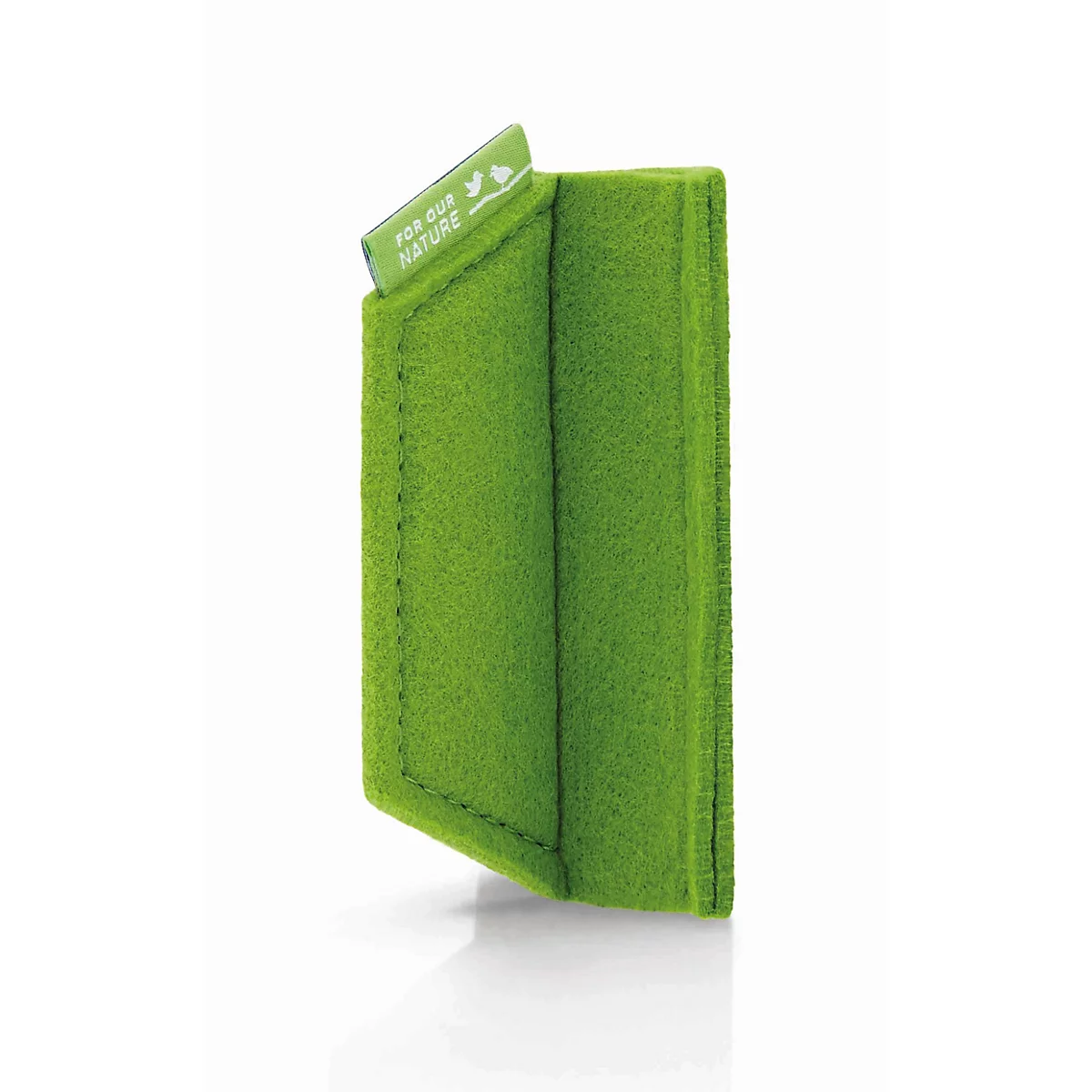 Ein grünes Filz-Etui vor weißem Hintergrund mit einem kleinen Markenetikett an der Oberseite.