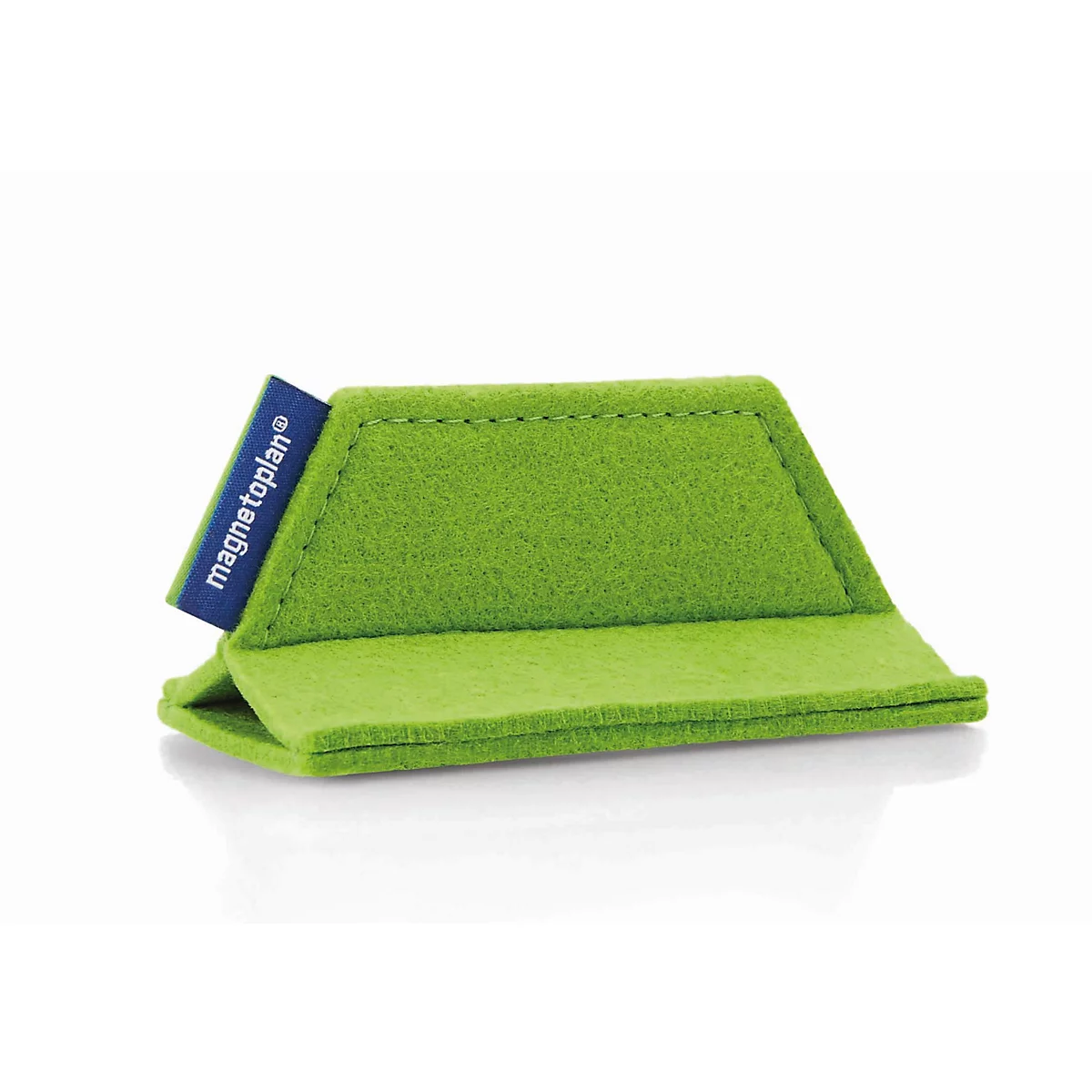 Ein trapezförmiger, grüner Filz-Magnet mit blauem Logo-Fähnchen vor neutralem Hintergrund.