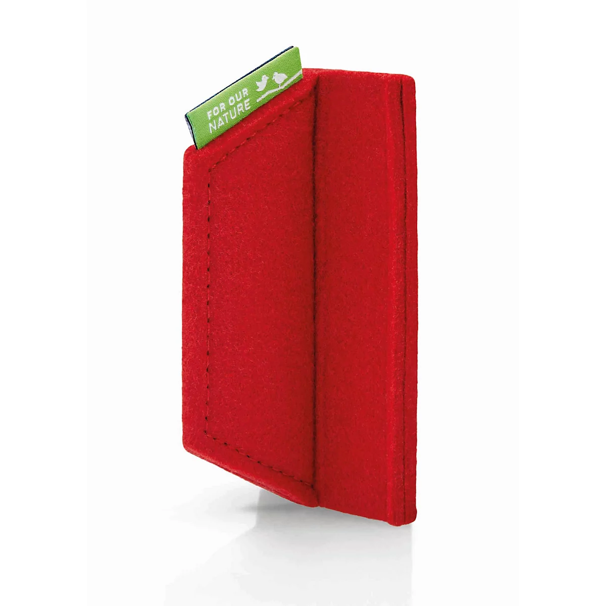 Rotes Kreditkartenetui aus Filz mit grünem Textillabel, freigestellt vor hellem Hintergrund.