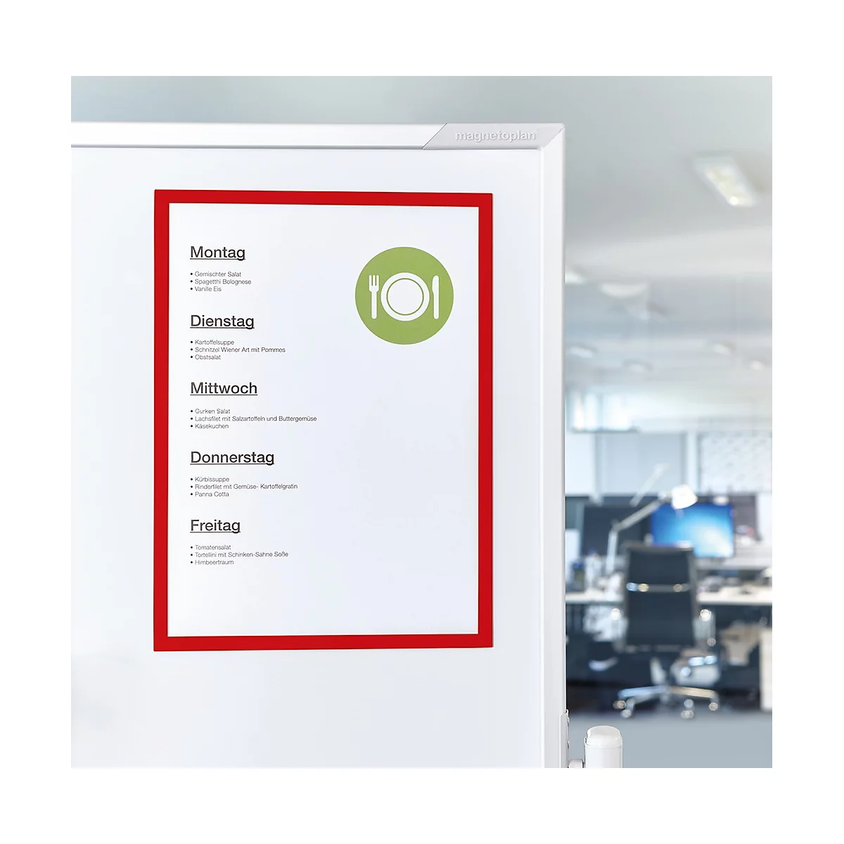 Infografik: Wechsel eines Speiseplans in einer roten Magnet-Wechseltasche an einer weißen Wand.