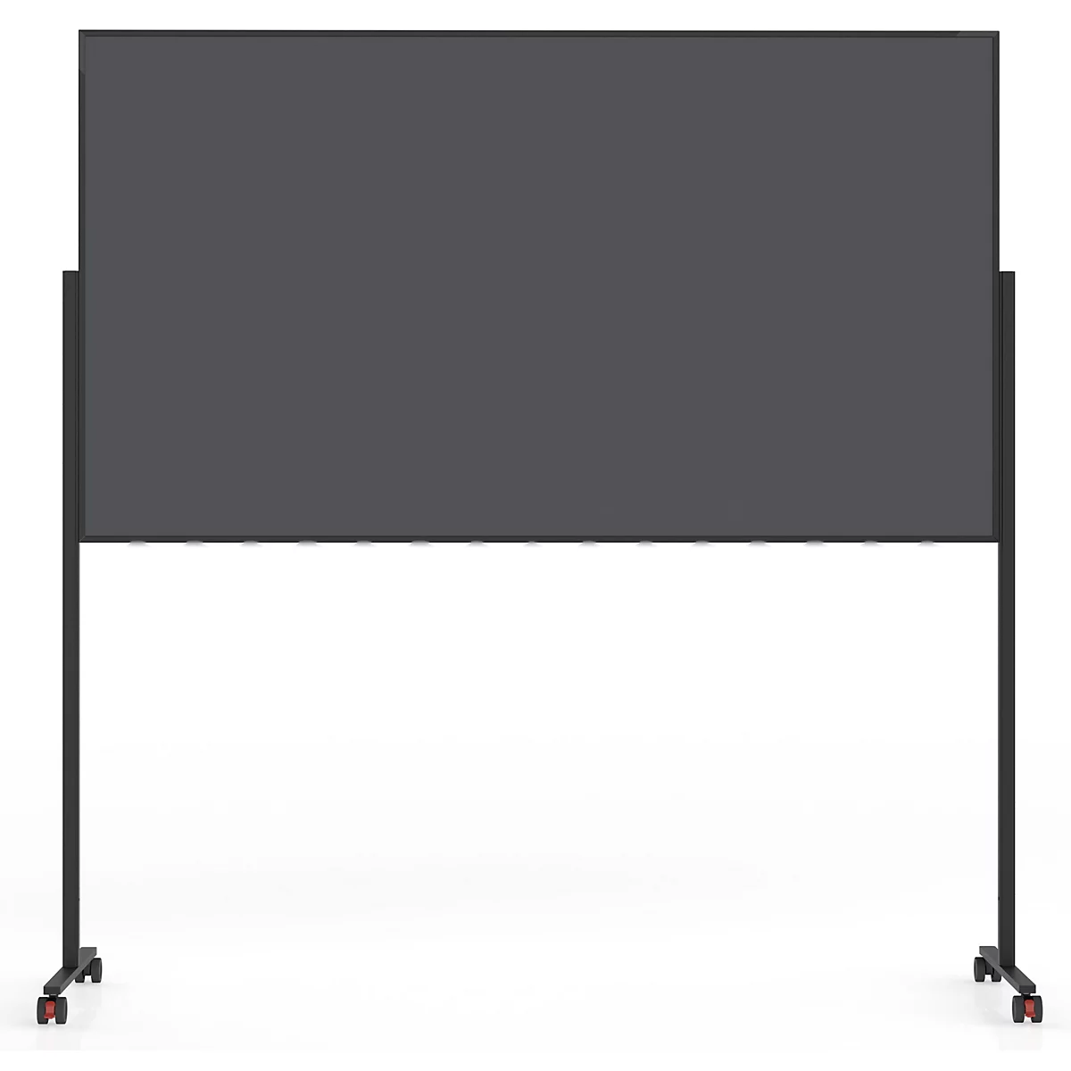 Een donker, rechthoekig bord op een zwart, verrijdbaar metalen frame tegen een witte achtergrond.