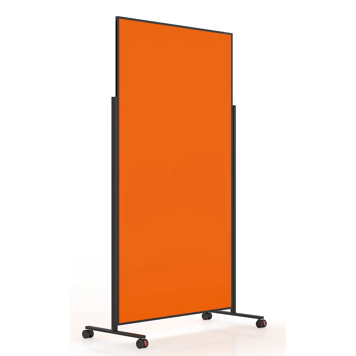 Verticale oranje scheidingswand in een zwart frame op wielen tegen een witte achtergrond.