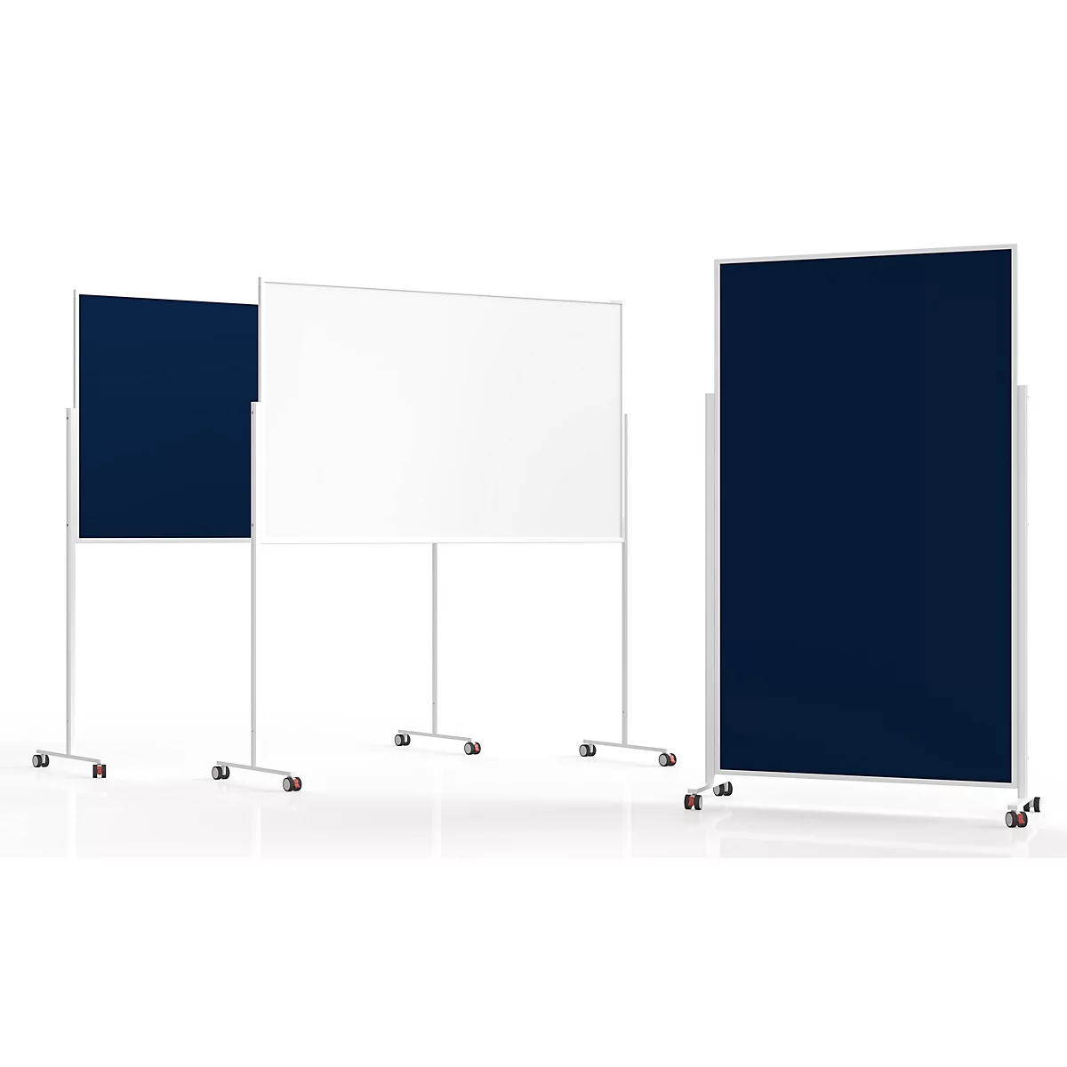 Drie verrijdbare whiteboards en prikborden met witte frames op een witte achtergrond.