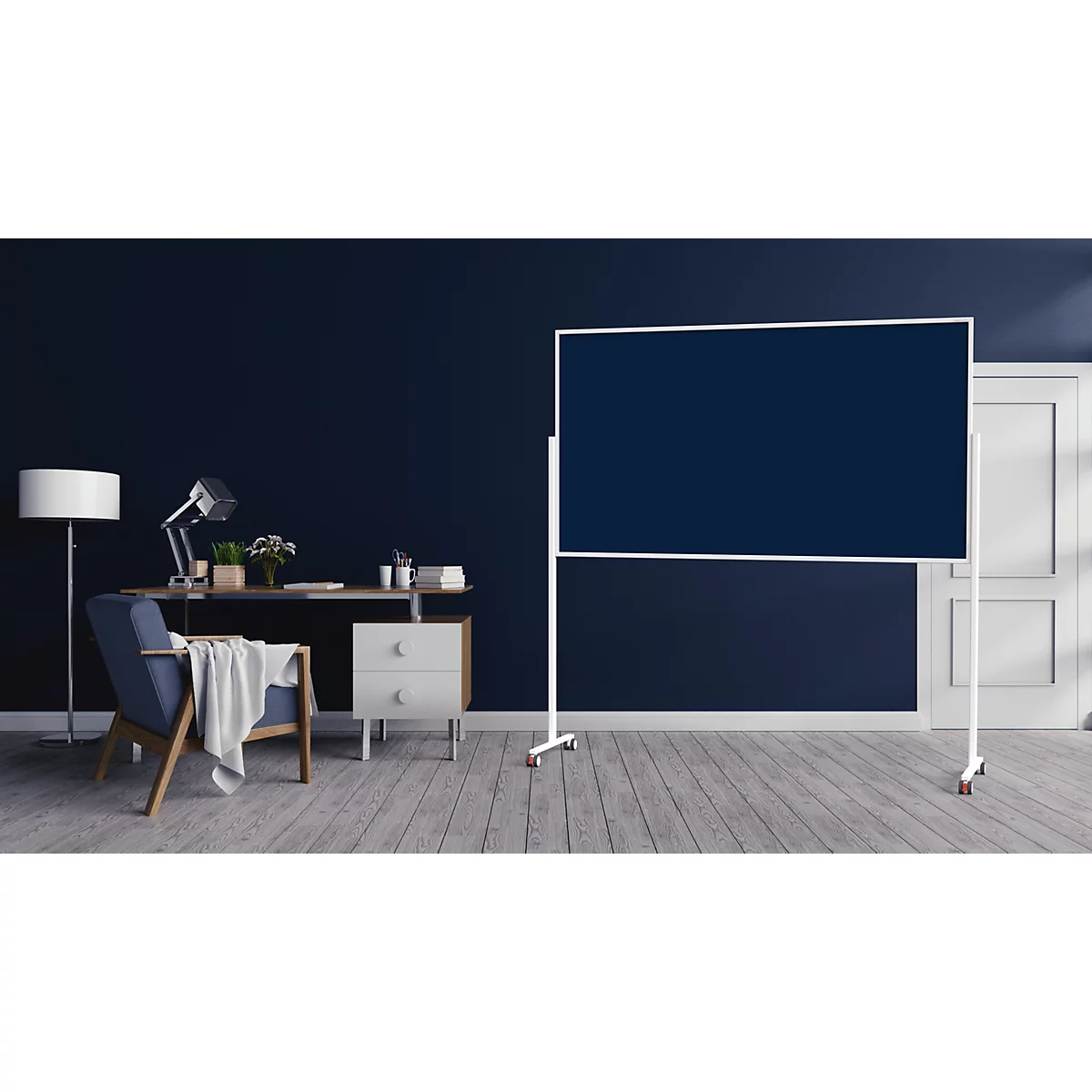 Een groot, donkerblauw verrijdbaar whiteboard staat in een modern kantoor voor een donkerblauwe muur.