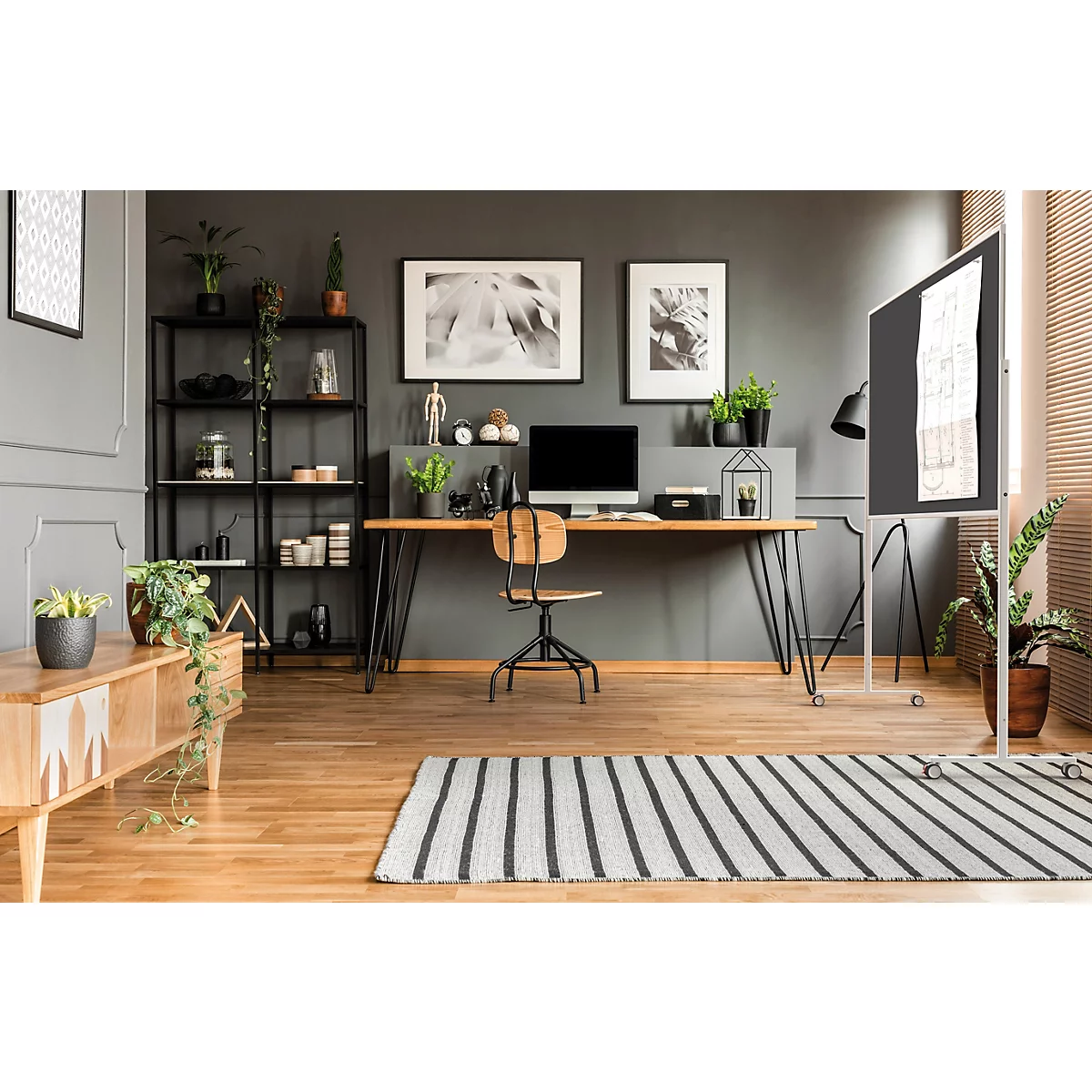 Modern thuiskantoor met bureau, stoel, plank en whiteboard voor een grijze muur.