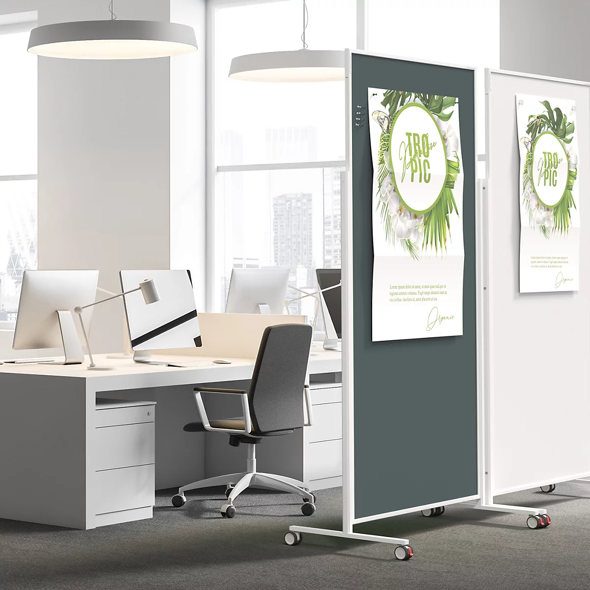 Twee verrijdbare scheidingswanden met TROPIC-posters staan in een modern, licht kantoor.