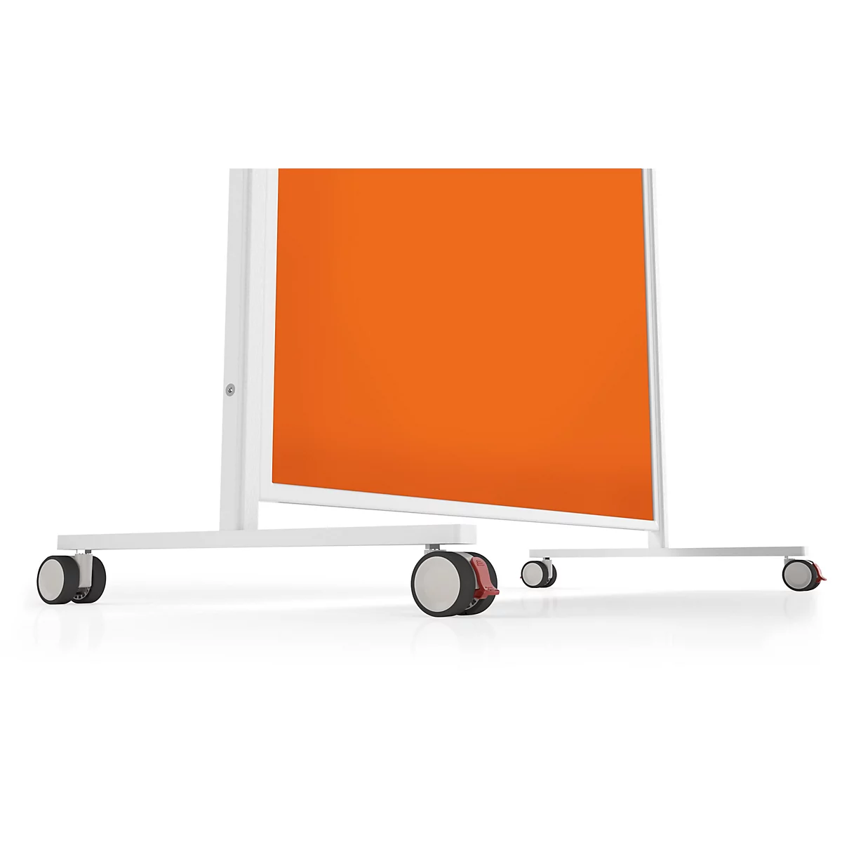 Detailopname van de wielen van een oranje scheidingswand met wit frame op een lichte ondergrond.