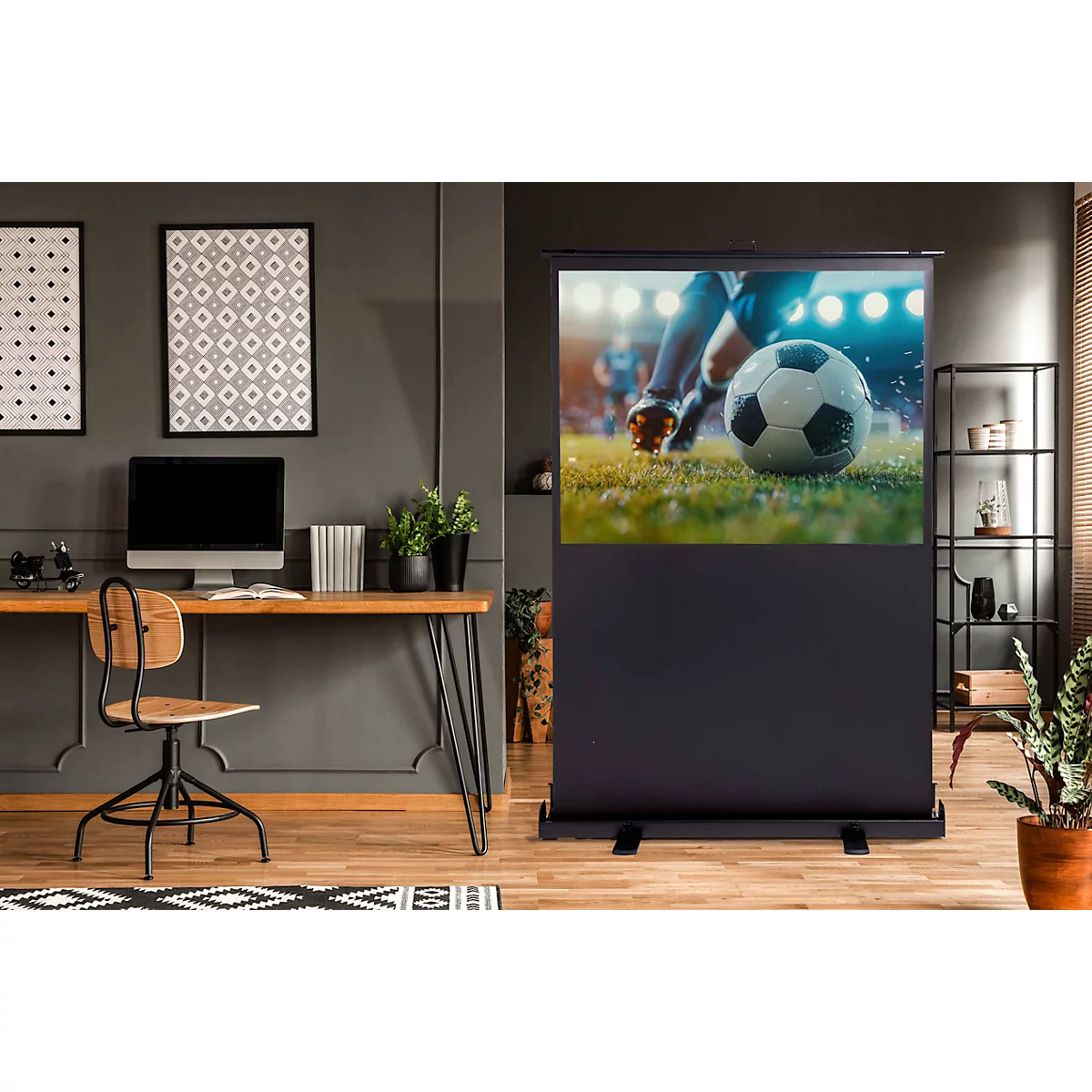 Beamer-Leinwand zeigt Fußballspiel in einem modern eingerichteten Wohnzimmer mit Schreibtisch.