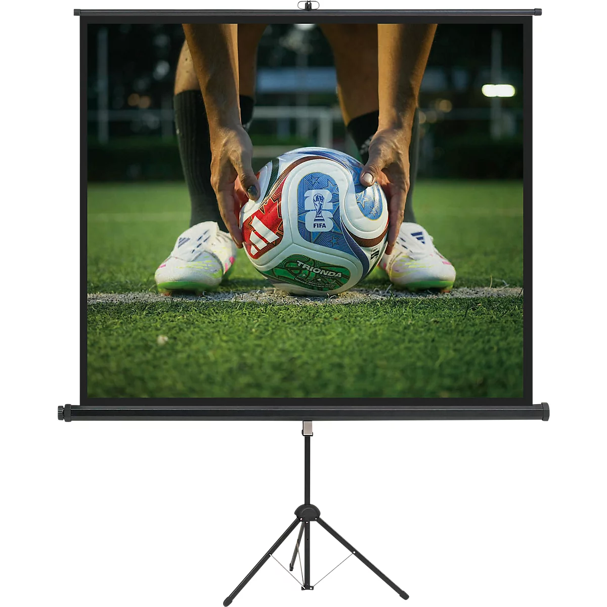 Projektorleinwand auf einem Stativ, die ein Fußballspiel auf dem Rasen zeigt.