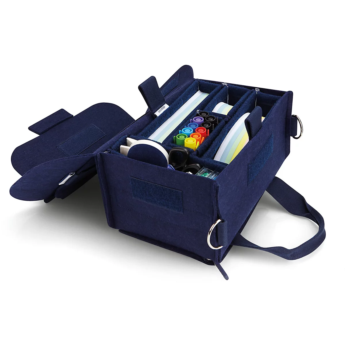 Blaue Moderatorentasche aus rPET-Filz mit 1900 Teilen Zubehör und Info-Tags vor weißem Hintergrund.
