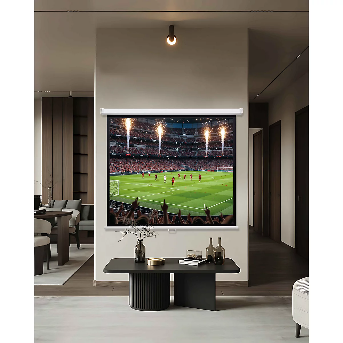 Beamer-Leinwand an einer Wand in einem modernen Wohnzimmer zeigt ein Fußballspiel mit Feuerwerk.