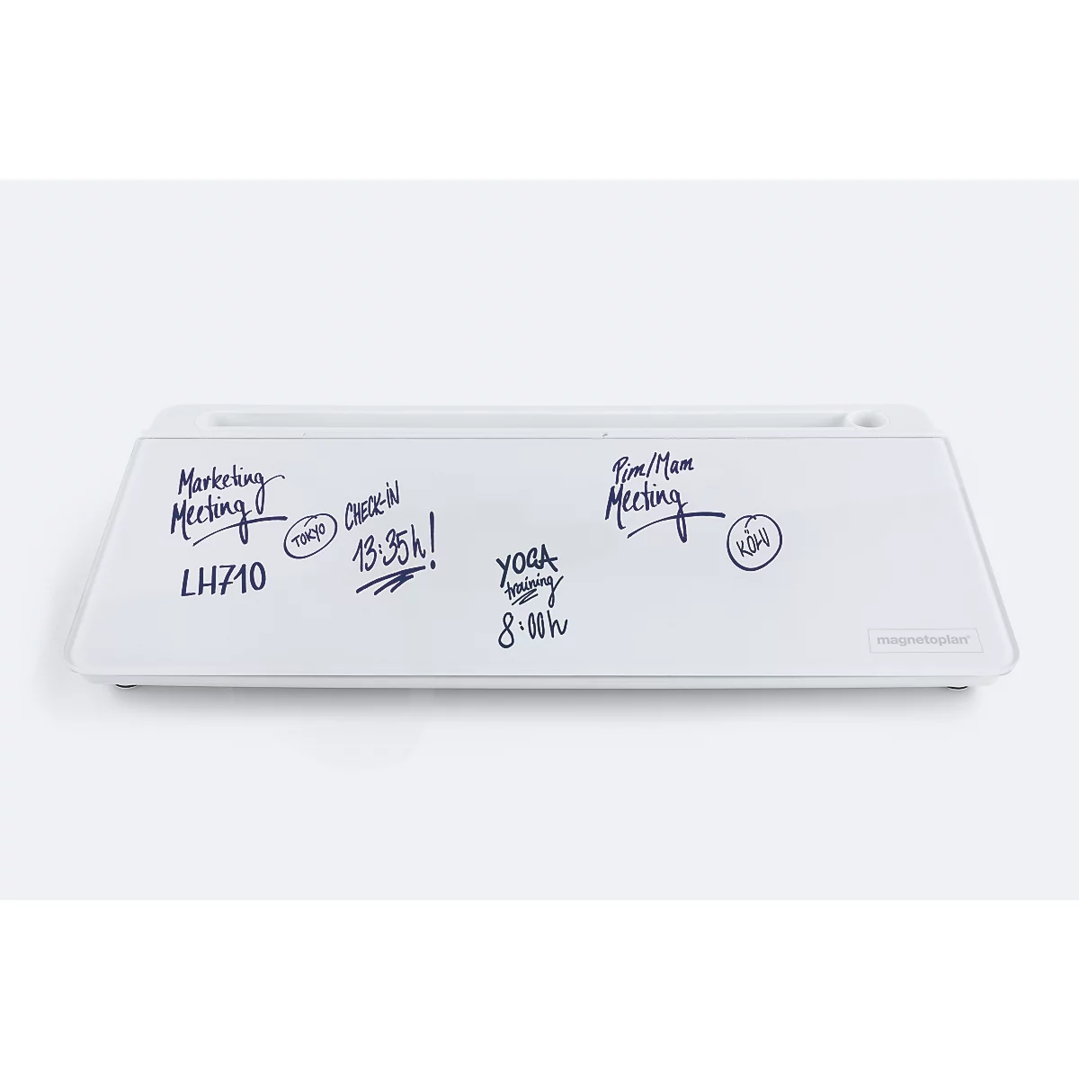 Ein weißes, flaches Schreibtisch-Whiteboard mit handschriftlichen Notizen zu Terminen.