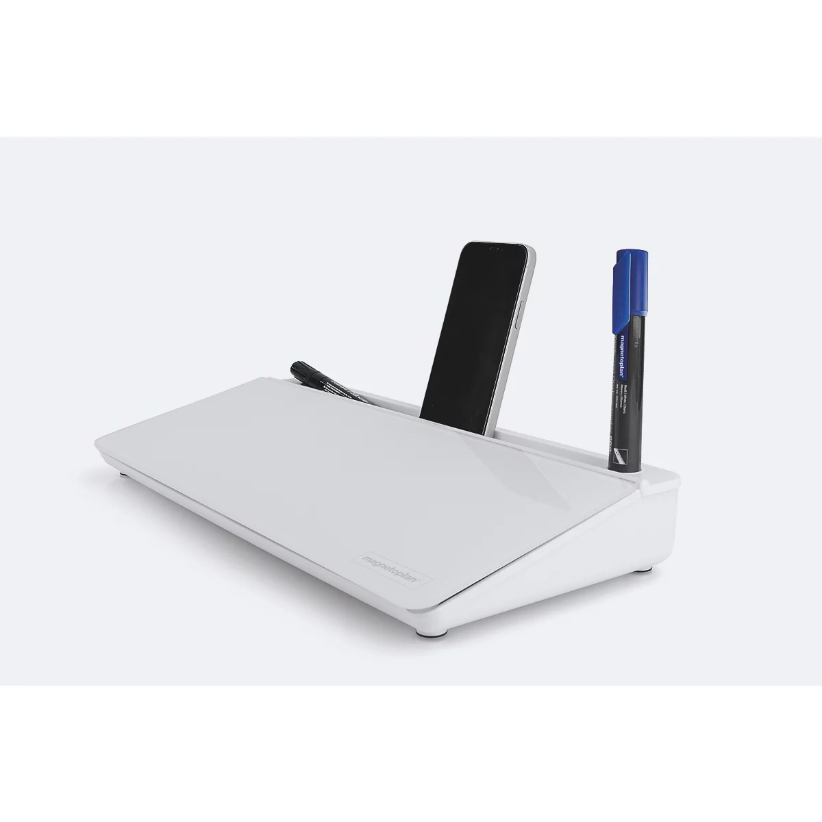Weißes Desktop-Whiteboard als Schreibtisch-Organizer mit Smartphone und Stiften vor hellem Hintergrund.