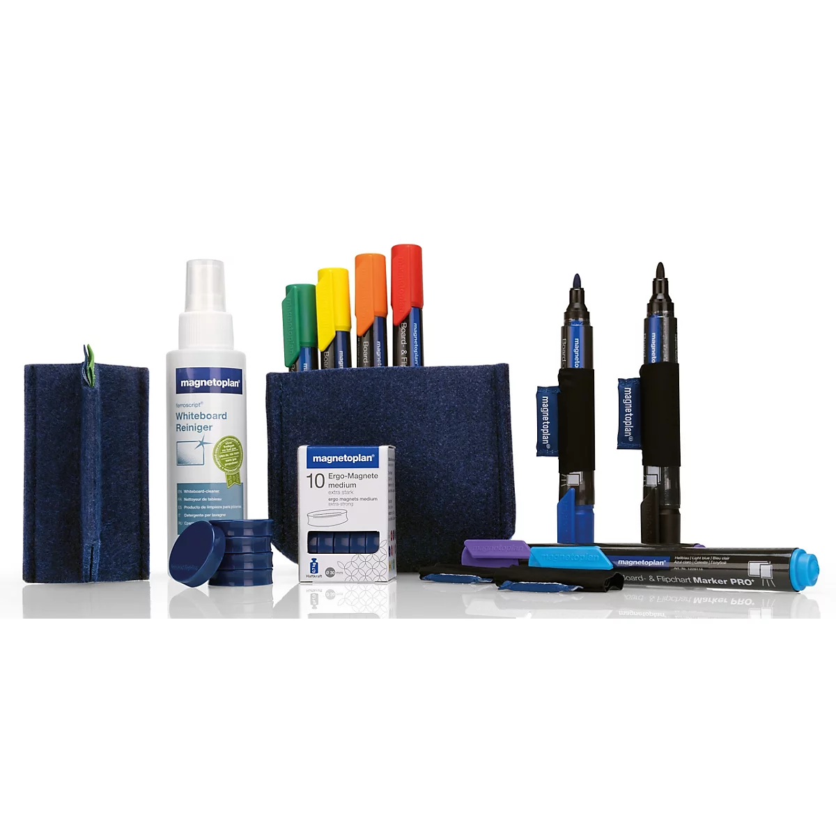 Magnetoplan accessoireset voor whiteboards en flipcharts met stiften, reiniger en magneten op een witte achtergrond.