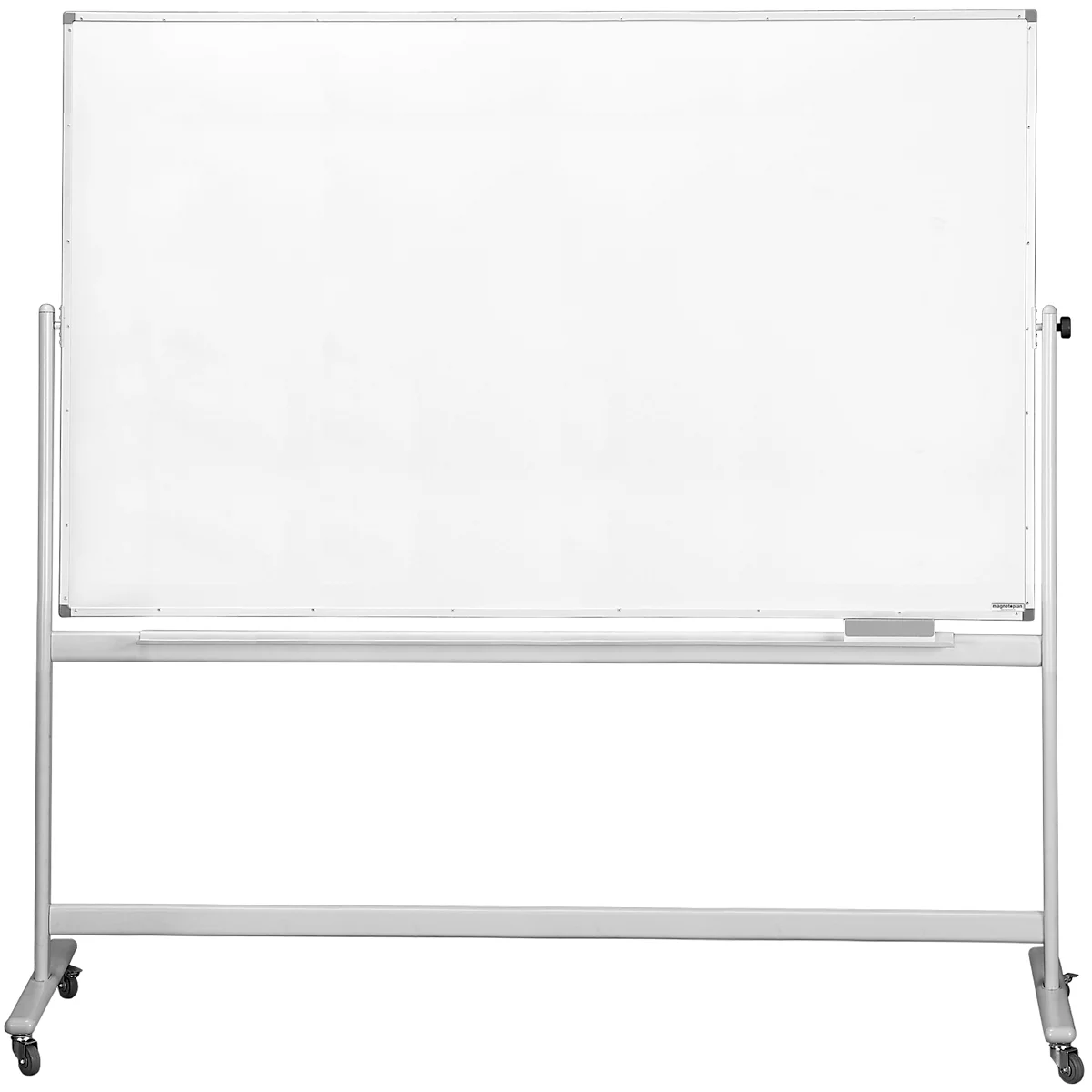 Wit, vrijstaand whiteboard op een zilveren frame met wielen. Er zit een gum op het whiteboard.