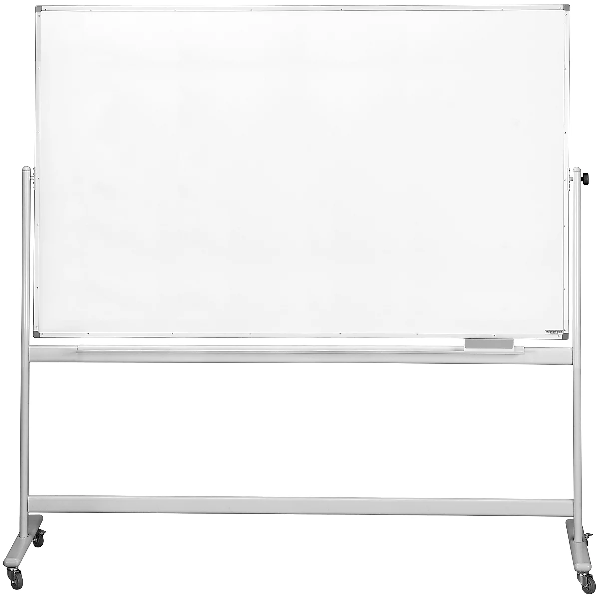 Wit, vrijstaand whiteboard op een zilveren standaard met wielen en een gum.