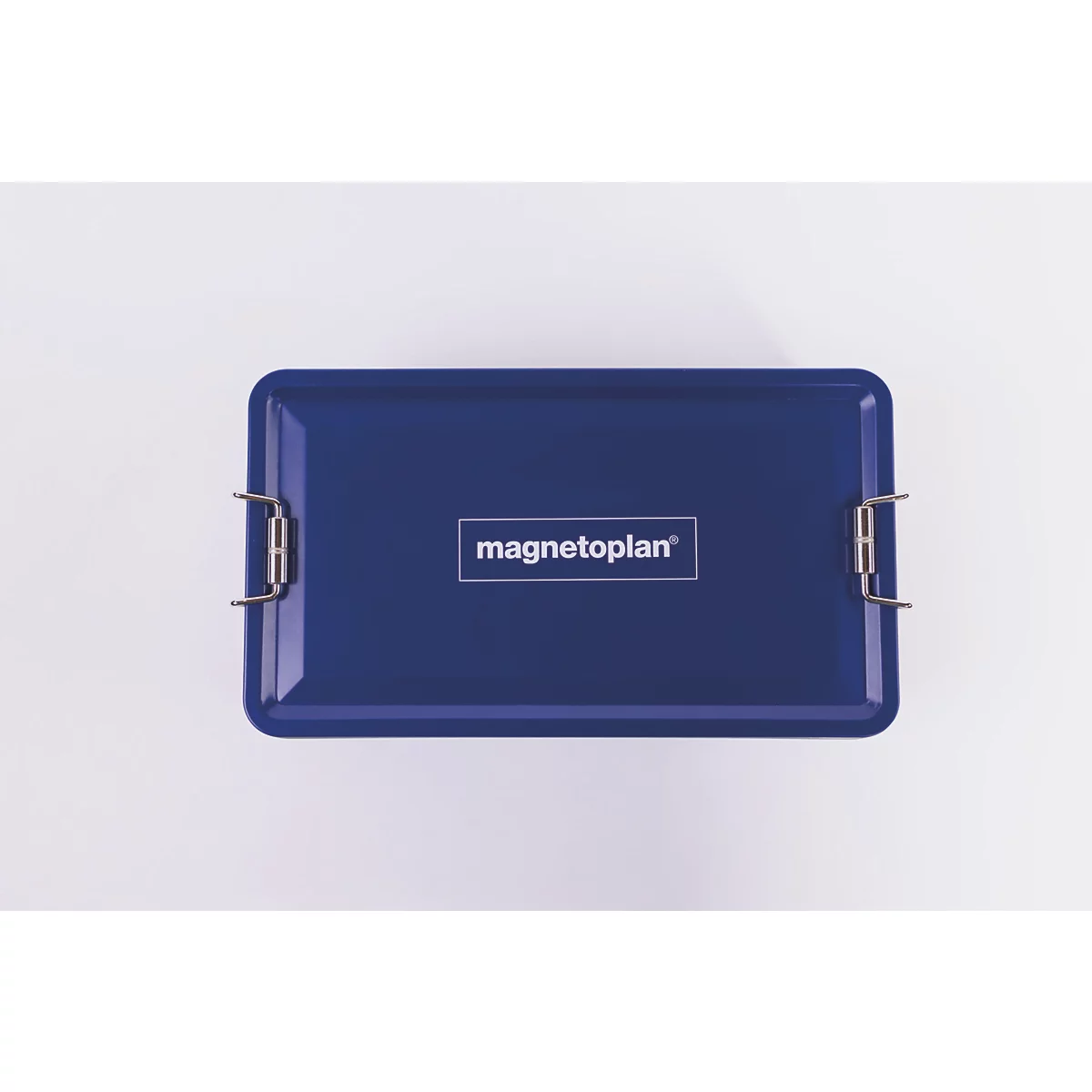 Dunkelblaue, rechteckige Box von magnetoplan mit silbernen Metallverschlüssen an den Seiten auf hellem Hintergrund.