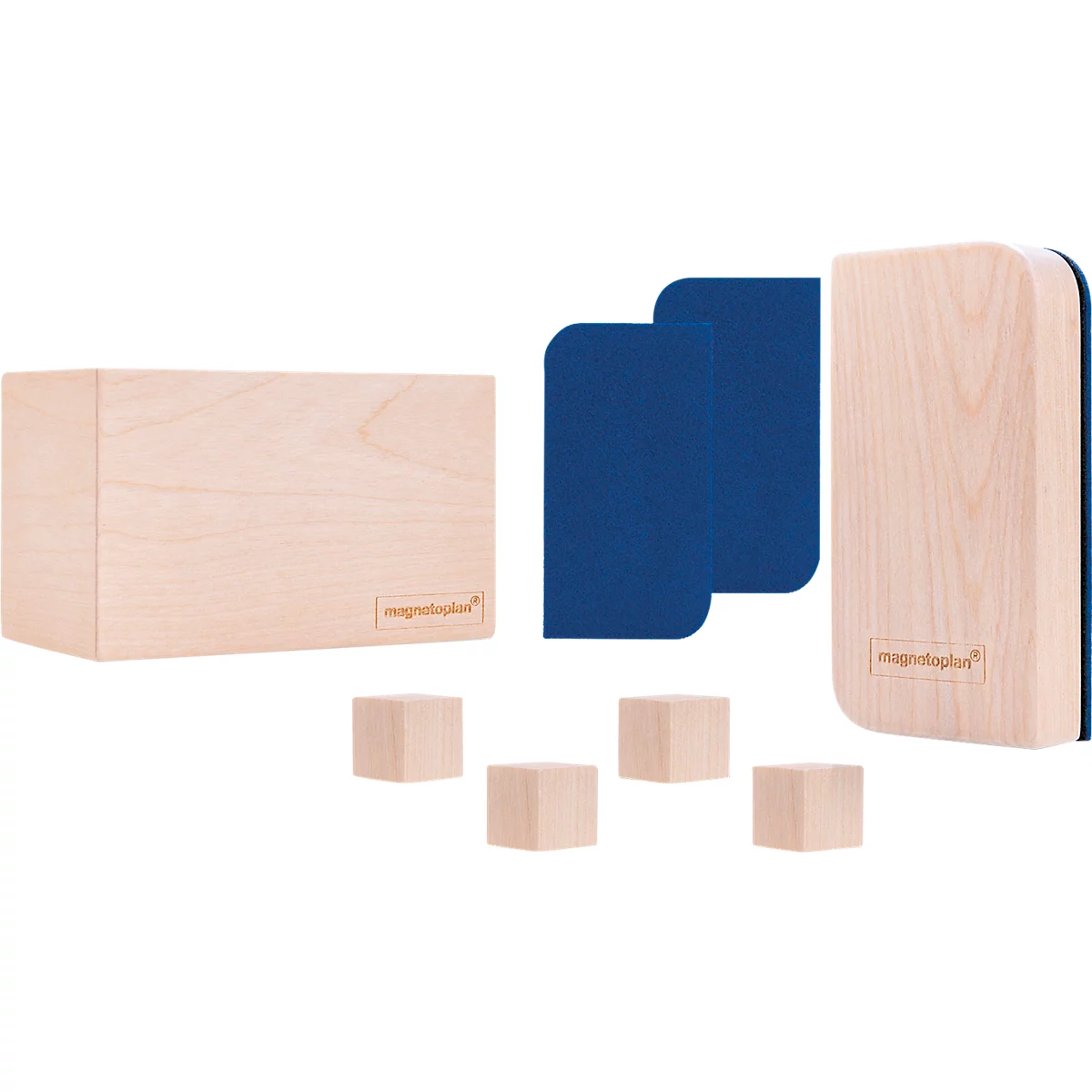 Holzbox mit blauem Filz-Inlay und vier kleinen Holzwürfeln vor weißem Hintergrund.